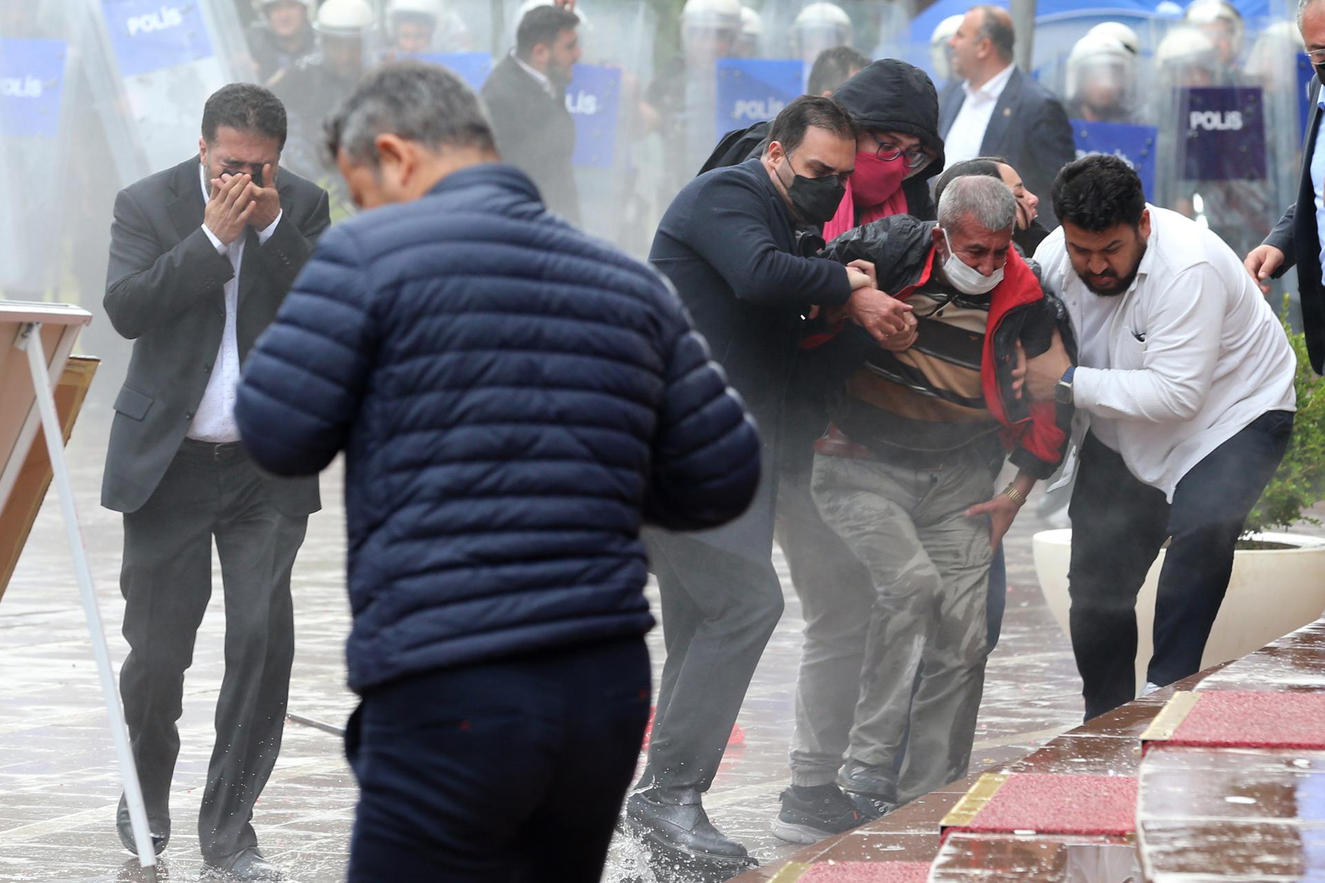 Ankara (Turquía), 24/05/2026.- La policía turca entra en la sede del principal partido de la oposición, el socialdemócrata CHP. EFE/EPA/NECATI SAVAS
