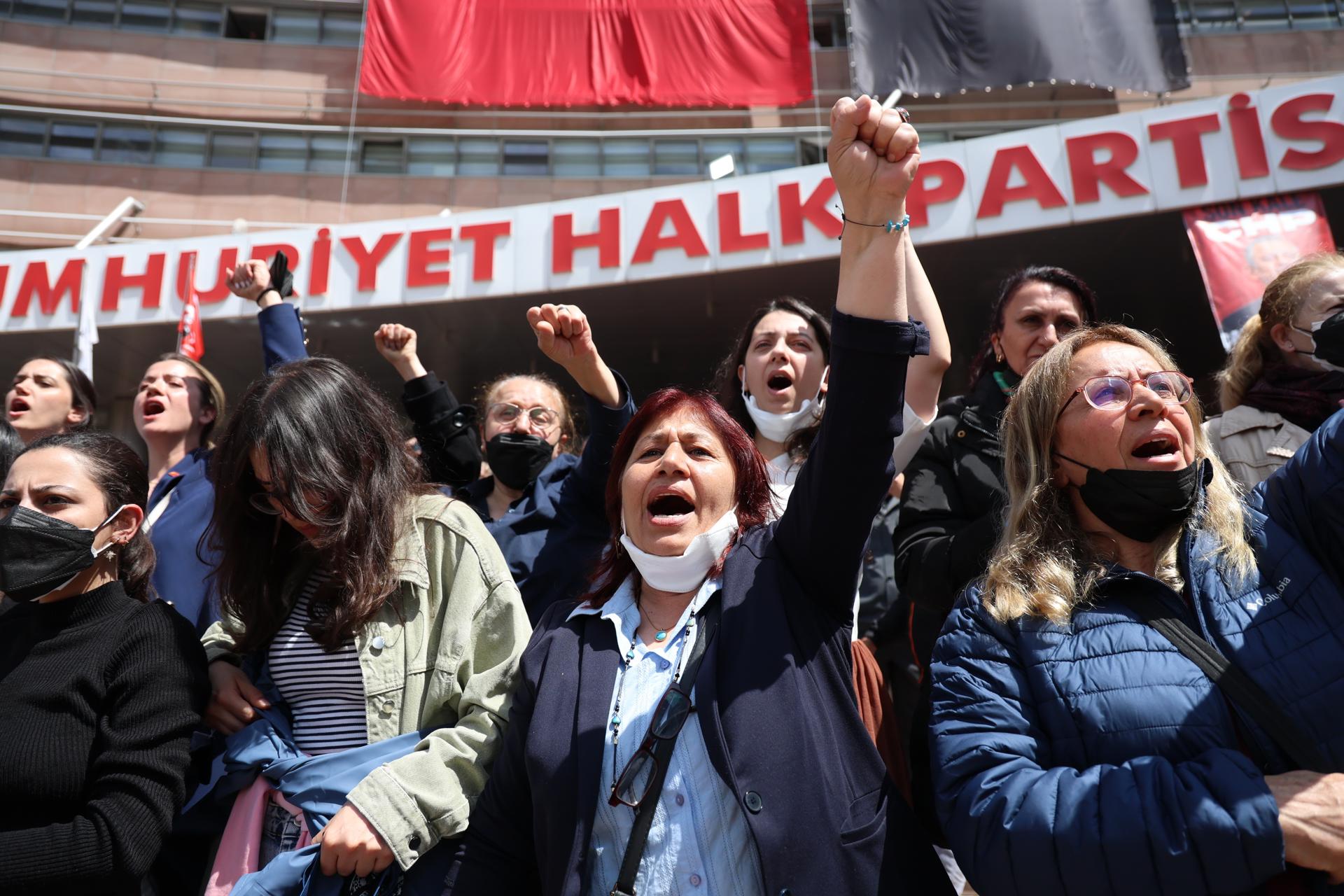 Ankara (Turquía), 24/05/2026.- La policía turca entra en la sede del principal partido de la oposición, el socialdemócrata CHP. EFE/EPA/NECATI SAVAS
