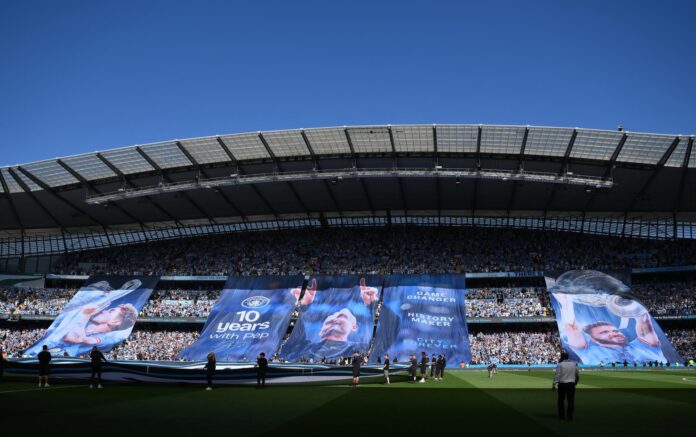 Un pancarta en tribuna para despedir a Guardiola en el Etihad, estadio del Mánchester City, Reino Unido. EFE/EPA/GARY OAKLEY
