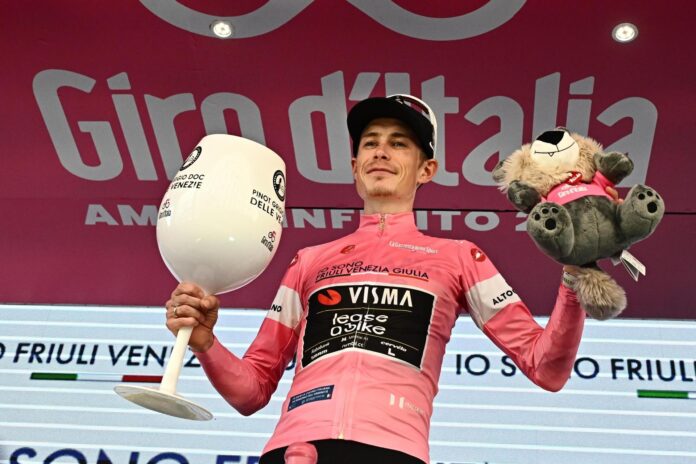 El ciclista danés Jonas Vingegaard (Visma | Lease a Bike) en el podio de Milán (Italia). EFE/EPA/LUCA ZENNARO
