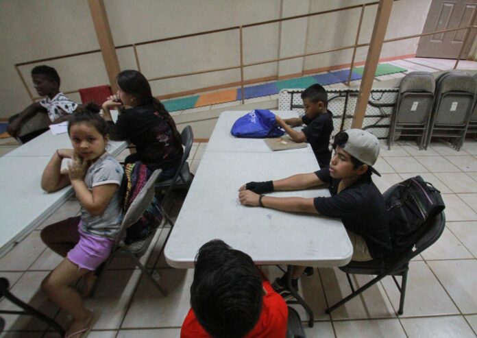 Niños toman clases en el albergue Embajadores de Jesús, en Tijuana, estado de Baja California (México). Imagen de archivo. EFE/ Joebeth Terriquez
