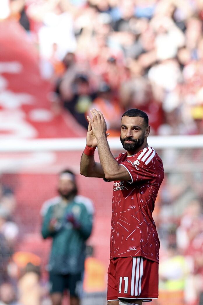 El jugador del Liverpool Mohamed Salah abandona el terreno de juego durante el partido de la Premier League que han jugado Liverpool FC y Brentford FC, en Liverpool, Reino Unido. EFE/EPA/ADAM VAUGHAN
