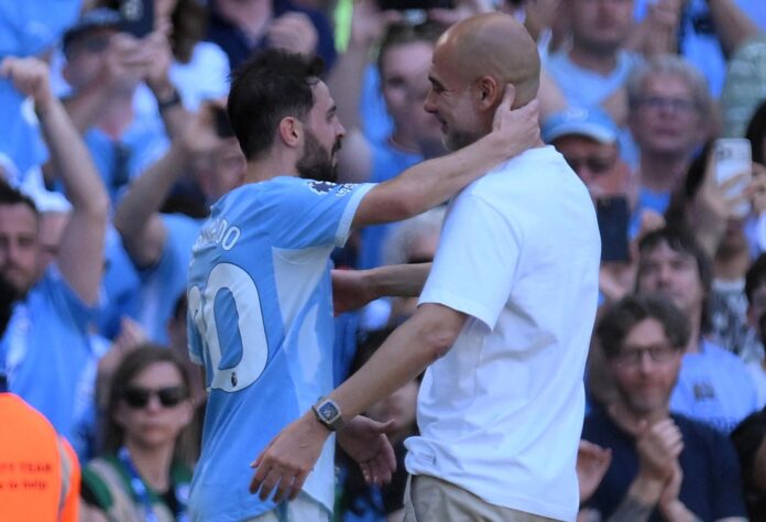 El entrenador del Manchester City Pep Guardiola (d) y el jugador Bernardo Silva (I) se abrazan tras el último partido de mabos en el equipo de Mánchester durante el partido de la Premier League que han jugado Manchester City y Aston Villa, en Manchester, Reino Unido. EFE/EPA/GARY OAKLEY
