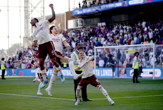 Los juagdores del Arsenal (frontal I) Gabriel Magalhaes, Declan Rice y Martin Odegaard celebra un gol durante el partido de la Premier League mque han jugado Crystal Palace y Arsenal FC, en Londres, Rein Unido.) EFE/EPA/TOLGA AKMEN
