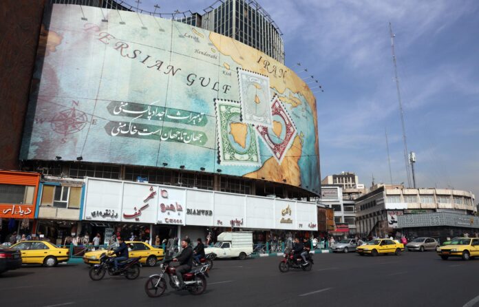 TEHRAN (Iran).- (FILE) - Iraníes pasan por delante de una valla publicitaria que muestra parte del mapa del golfo Pérsico y del estrecho de Ormuz, en Teherán. EFE/EPA/ABEDIN TAHERKENAREH
