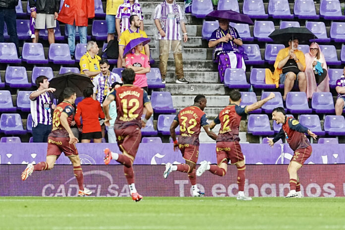 El delantero camerunés del Deportivo Bil Nsongo (c) celebra tras anotar un gol durante el partido de la jornada 41 de la Liga Hypermotion que disputan el RC Deportivo de La Coruña y el Real Valladolid, este domingo en el estadio José Zorrilla de Valladolid. EFE/ Pablo Requejo
