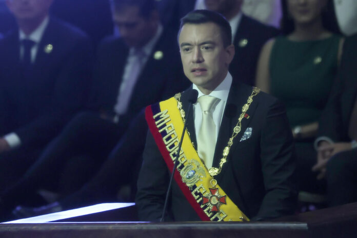 El presidente de Ecuador, Daniel Noboa (c), habla durante una ceremonia militar por la conmemoración de los 204 años de la Batalla de Pichincha este domingo, en Quito (Ecuador). EFE/ José Jácome
