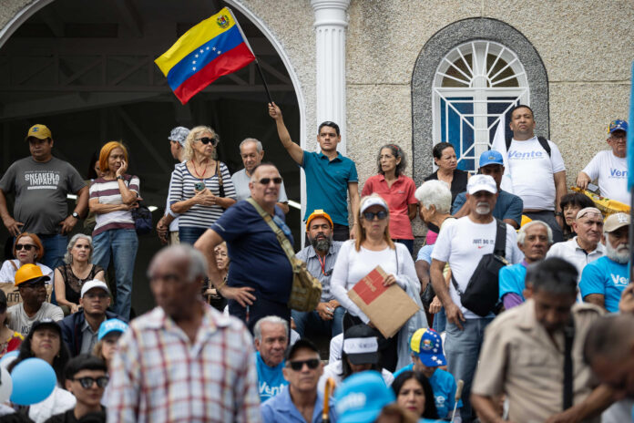 Personas participan en una actividad del partido Vente Venezuela (VV) este domingo, en Caracas (Venezuela). EFE/ Ronald Peña R
