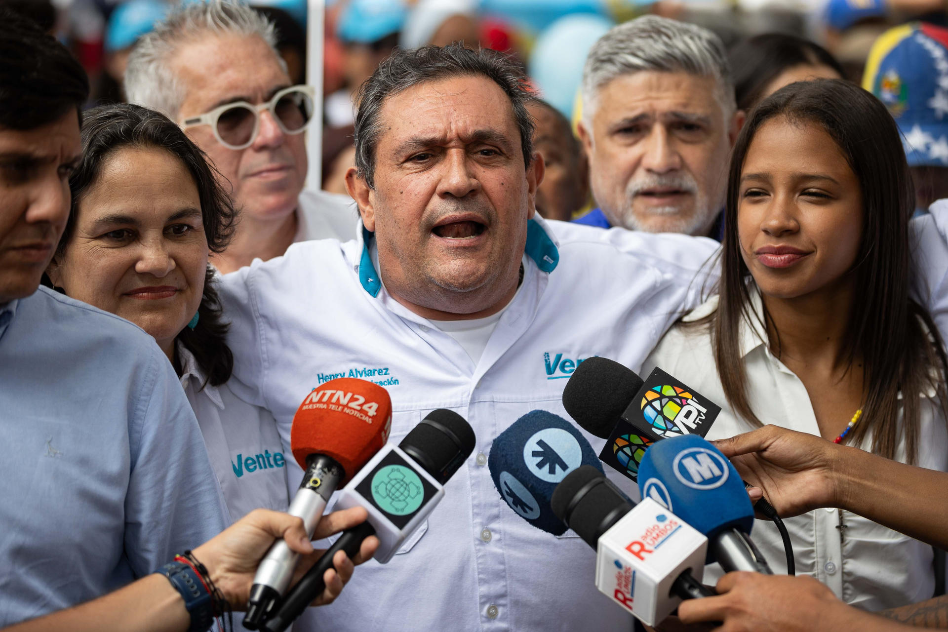 El coordinador nacional de organización del partido Vente Venezuela (VV), Henry Alviárez (c), habla durante una rueda de prensa este domingo, en Caracas (Venezuela). EFE/ Ronald Peña R
