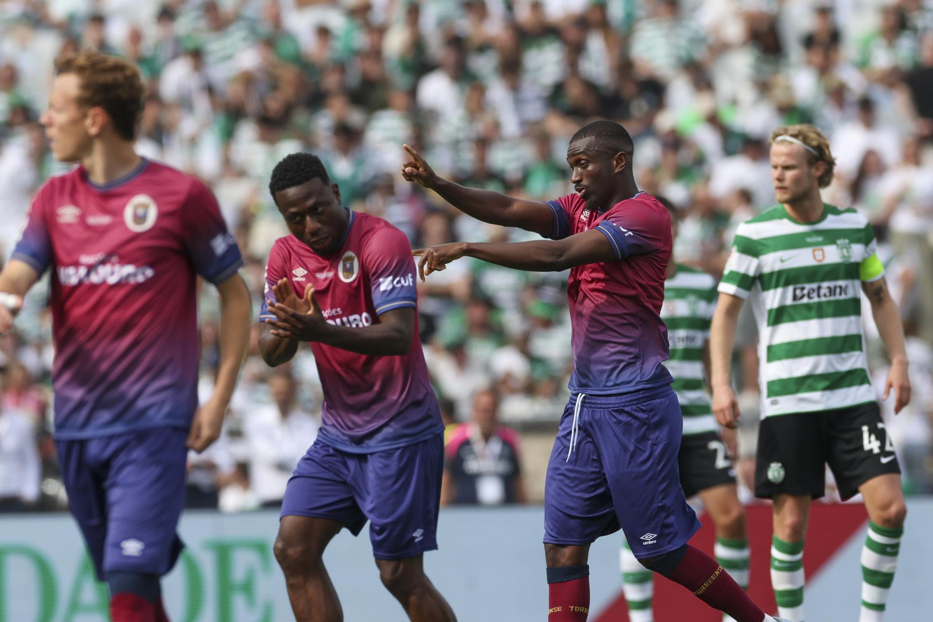 El jugador del Torreense Kevin Zohi (d) celebra un gol al Sporting en el National Stadium, Oeiras, Portugal. EFE/EPA/TIAGO PETINGA
