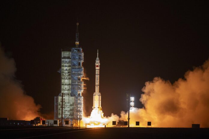 JIUQUAN (China), 24/05/2026.- La misión espacial Shenzhou-23, transportada por un cohete 'Marcha Larga' 2F, despega desde el Centro de Lanzamiento de Satélites de Jiuquan, cerca de Jiuquan (China). Los tres astronautas de la misión espacial Shenzhou-23 son Li Jiaying, Zhu Yangzhu y Zhang Zhiyuan. EFE/EPA/ANDRÉS MARTÍNEZ CASARES
