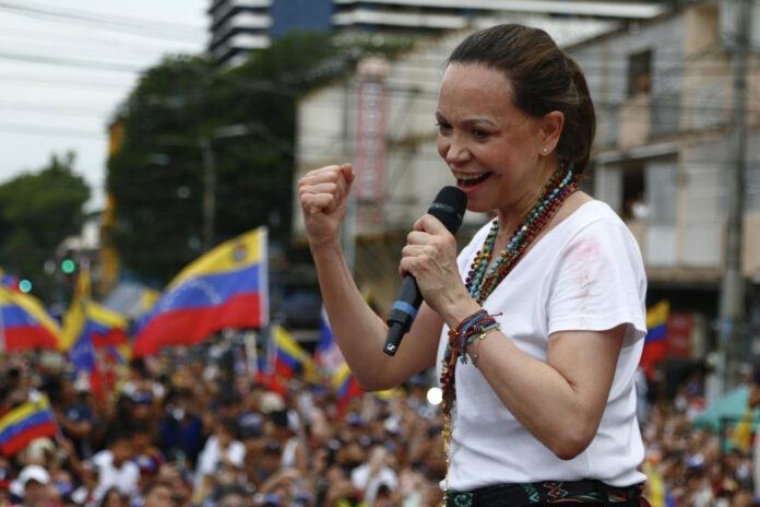 La líder opositora y Premio Nobel de la Paz 2025, María Corina Machado, pronuncia un discurso este sábado, en la avenida Cuba de Ciudad de Panamá (Panamá). EFE/ Moncho Torres

