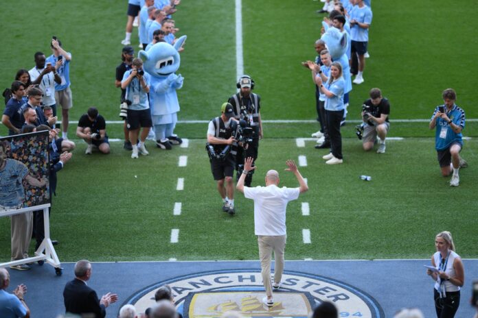 Pep Guardiola se despidió este domingo del Manchester City entre lágrimas, ovaciones y homenajes en el Etihad Stadium EFE/EPA/GARY OAKLEY
