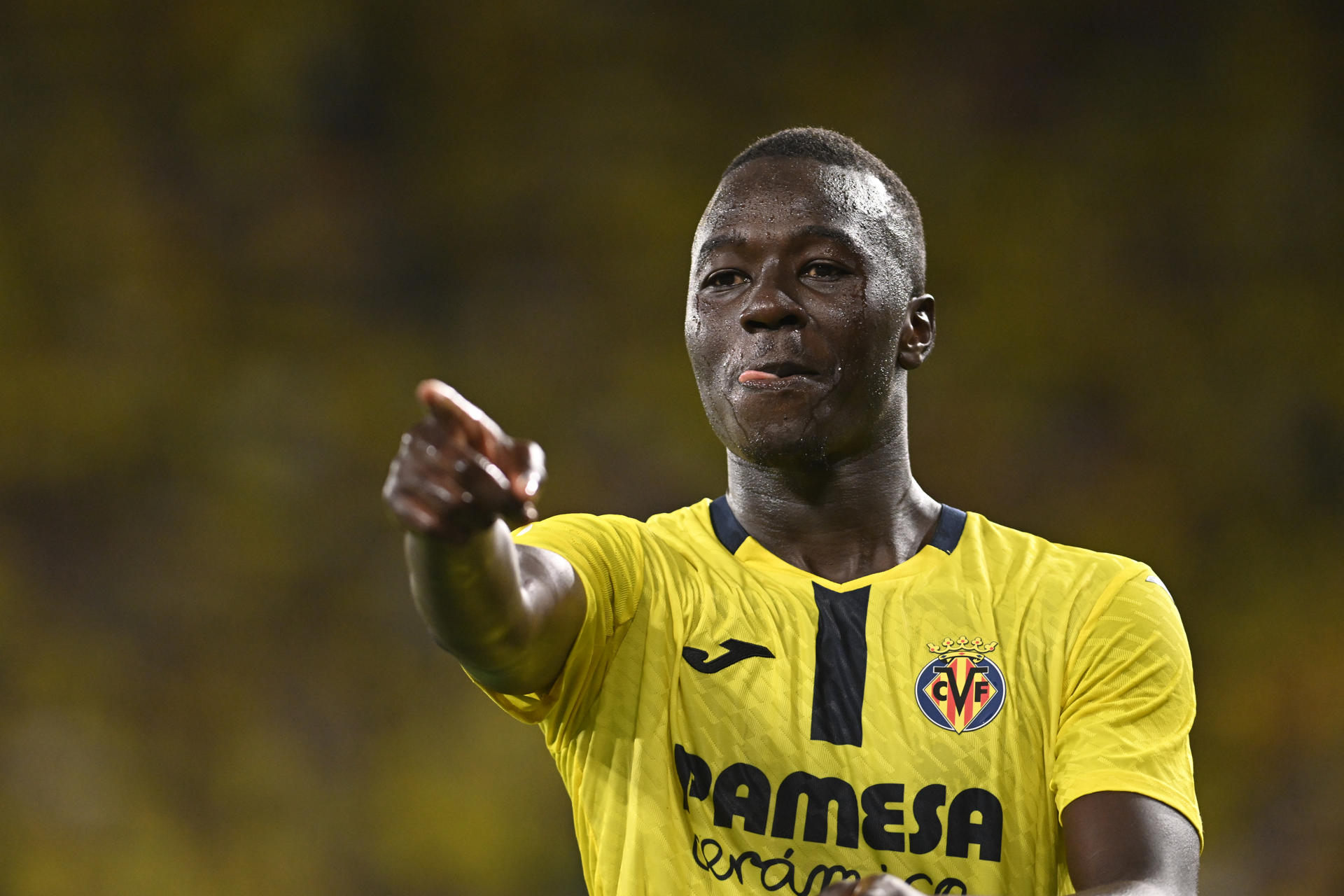 El centrocampista del Villarreal Pape Gueye celebra tras marcar el 4-0, durante el partido de la jornada 38 de LaLiga EA Sports entre el Villarreal y el Atlético de Madrid disputado este domingo en el estadio de la Cerámica. EFE/Andreu Esteban
