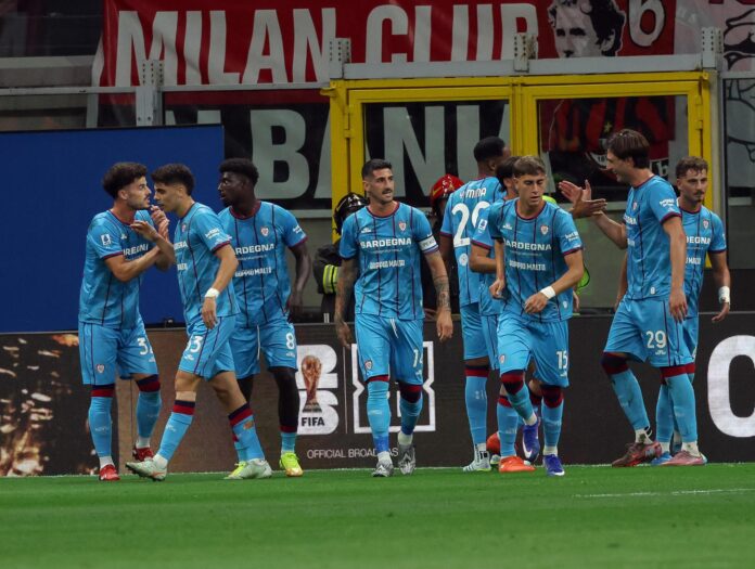 Los jugadores del Cagliari celebra nun gol de Gennaro Borrelli en Milan, Italia. EFE/EPA/MATTEO BAZZI
