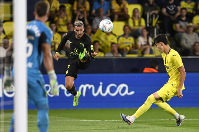 El delantero francés del Atlético Antoine Griezmann en acción durante el partido de la jornada 38 de LaLiga EA Sports que Villarreal CF y Atlético de Madrid disputaron en el estadio de la Cerámica. EFE/Andreu Esteban
