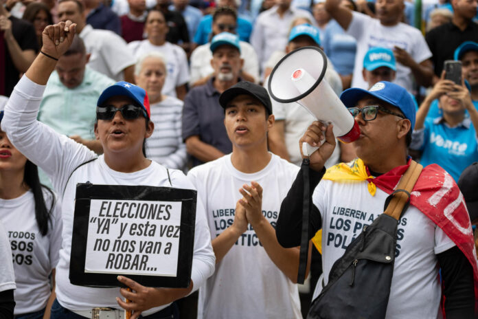 Personas participan en una actividad del partido Vente Venezuela (VV) este domingo, en Caracas (Venezuela). EFE/ Ronald Peña R
