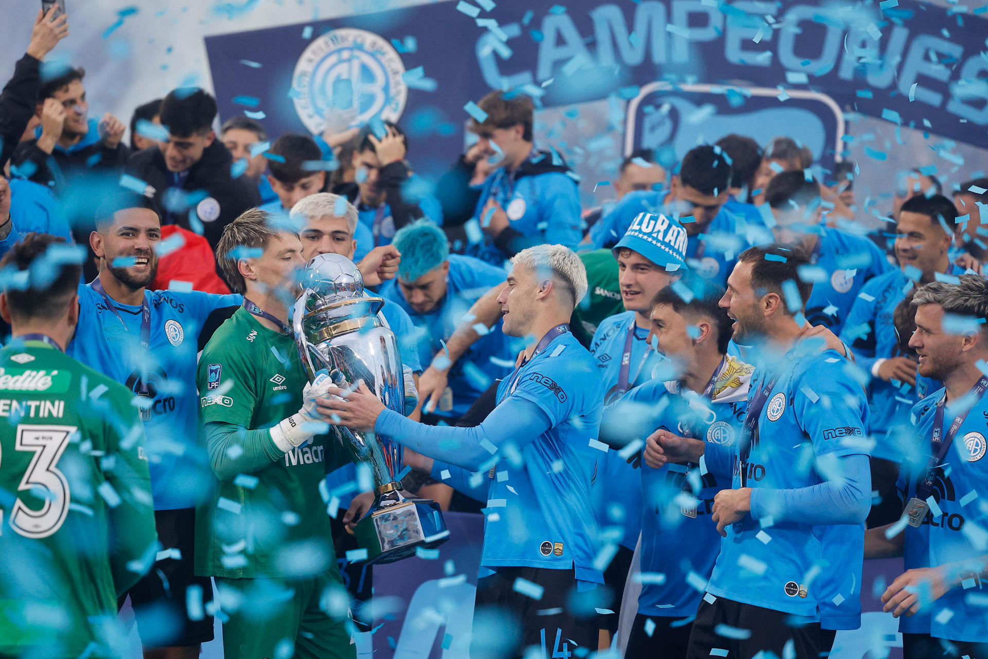 Jugadores de Belgrano celebran este domingo la conquista del primer título en la Primera División de la Liga Argentina a expensas de River Plate en partido jugado en el estadio Mario Alberto Kempes de Córdoba. EFE/ Juan Ignacio Roncoroni
