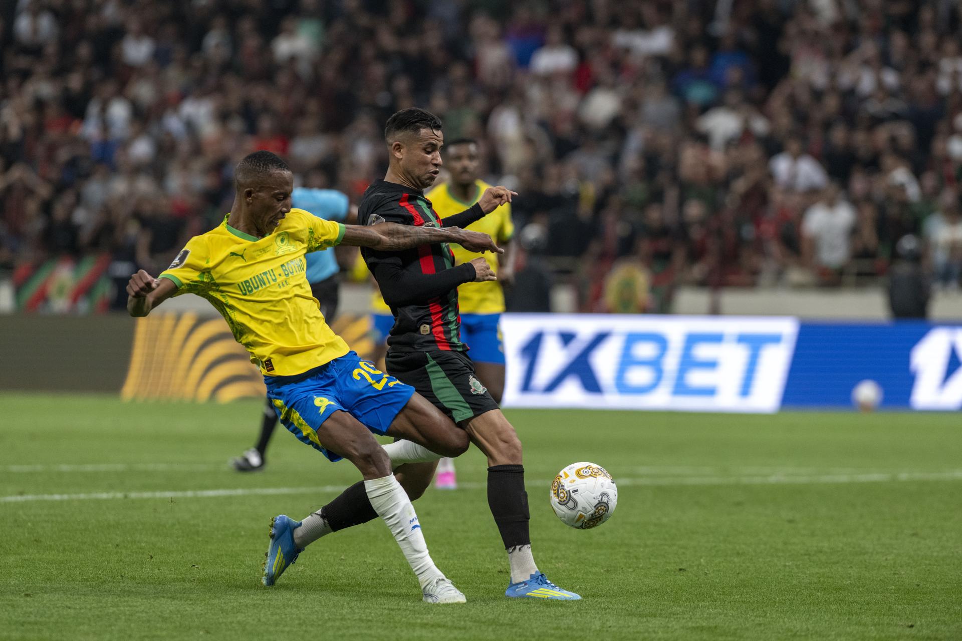 Divine Xolile Lunga (izquierda), del Mamelodi Sundowns, se enfrenta a Reda Slim (derecha), del AS FAR, durante el partido de vuelta de la final de la Liga de Campeones de la CAF entre el AS FAR y el Mamelodi Sundowns, disputado en el Estadio Príncipe Moulay Abdellah de Rabat. EFE/EPA/JALAL MORCHIDI
