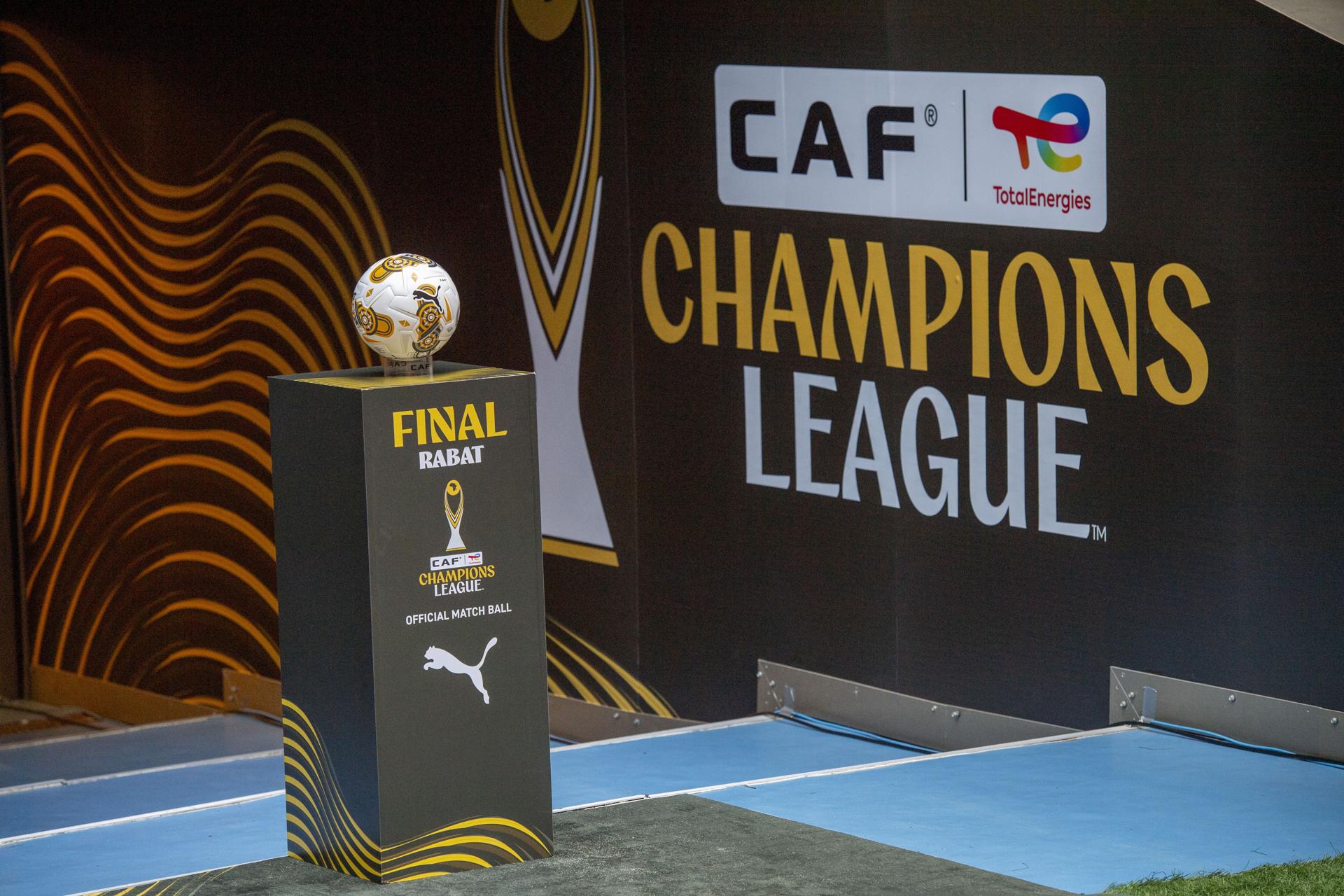 El balón del partido se exhibe antes del partido de vuelta de la final de la Liga de Campeones de la CAF entre el AS FAR y el Mamelodi Sundowns en el Estadio Príncipe Moulay Abdellah de Rabat. EFE/EPA/JALAL MORCHIDI
