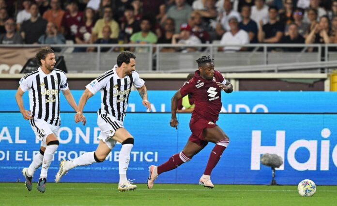 El jugador del Torino Duvan Zapata (d) y el del Juventus Federico Gattien el Olimpico Grande Torino Italia) EFE/EPA/ALESSANDRO DI MARCO
