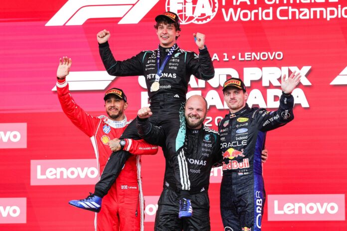 El italiano Andrea Kimi Antonelli es levantado por con el piloto británico de Ferrari Lewis Hamilton (I) y el técnico de Mercedes durante la celebración del Gran Premio de Canadá, cuyo podio fue completado por el neerlandés Max Verstappen de Red Bull Racing (d). EFE/EPA/CRISTOBAL HERRERA-ULASHKEVICH
