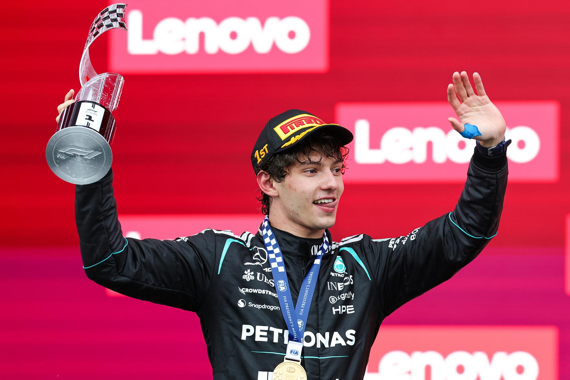El italiano Andrea Kimi Antonelli (Mercedes) presentó este domingo su candidatura a convertirse en el más joven campeón de toda la historia de la Fórmula Uno con el Gran Premio de Canadá, su cuarto triunfo seguido, el quinto de la temporada. EFE/EPA/CRISTOBAL HERRERA-ULASHKEVICH
