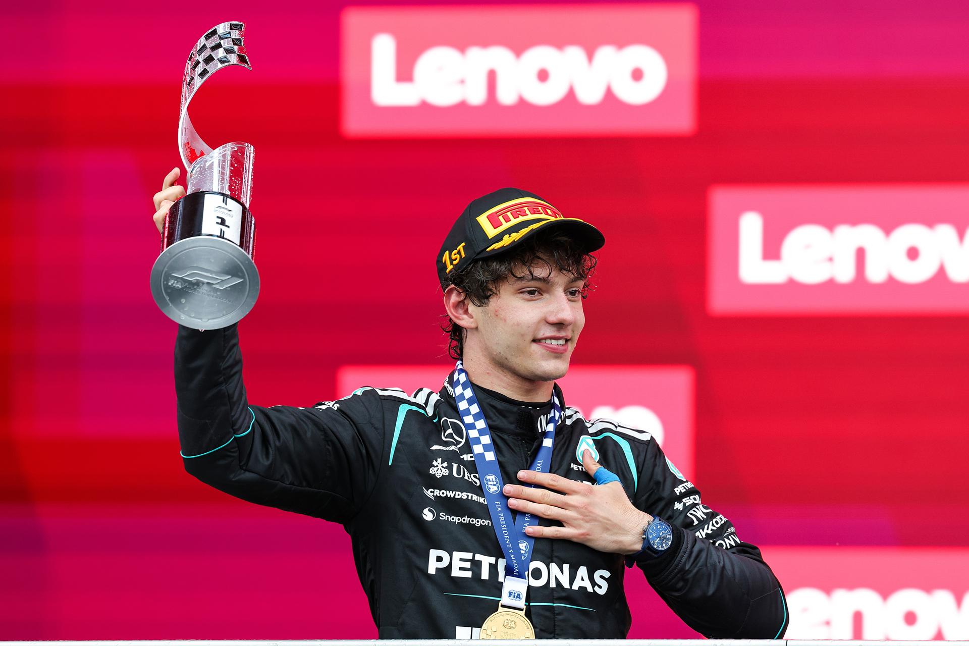 El italiano Andrea Kimi Antonelli (Mercedes) presentó este domingo su candidatura a convertirse en el más joven campeón de toda la historia de la Fórmula Uno con el Gran Premio de Canadá, su cuarto triunfo seguido, el quinto de la temporada. EFE/EPA/CRISTOBAL HERRERA-ULASHKEVICH
