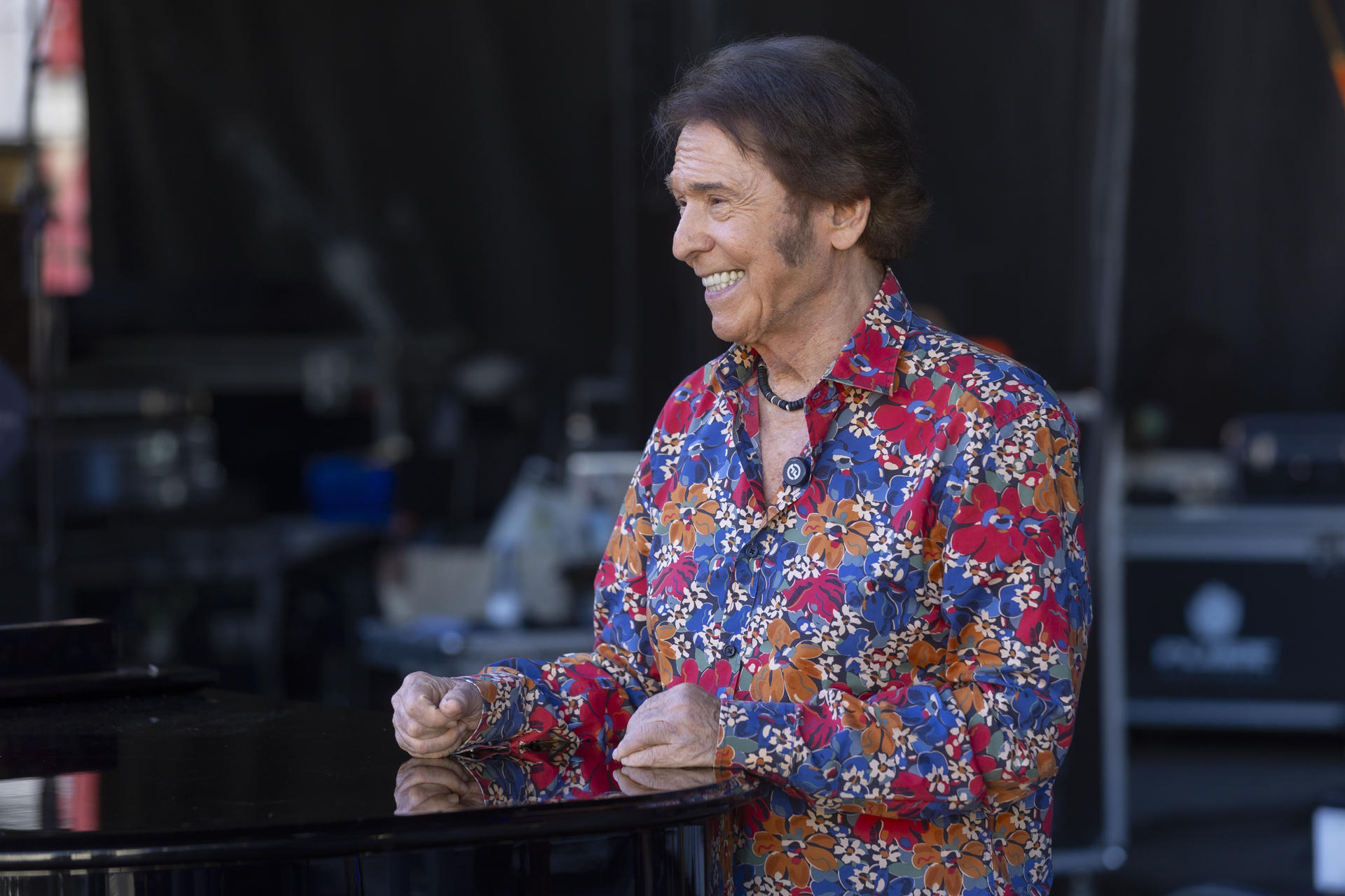 El cantante Raphael posa en el escenario de la plaza de Toros de Murcia con motivo de la entrevista que ha concedido a EFE, donde ha afirmado que es una suerte que después de tantos años siga mi carrera contra viento y marea, que planea volver al estudio este mismo año para grabar un nuevo álbum dedicado a México. Sobre el escenario de la plaza de toros de Murcia, donde este fin de semana ha iniciado la gira española de "Raphaelísimo" tras un periplo por América que retomará en octubre en Argentina, Chile, Perú y Colombia, Raphael reflexiona sobre la fortuna que siente por mantener intacta su pasión por el trabajo después de tantas décadas de carrera, y asegura: "el día que me aburra me quedo en casa". EFE/Marcial Guillén
