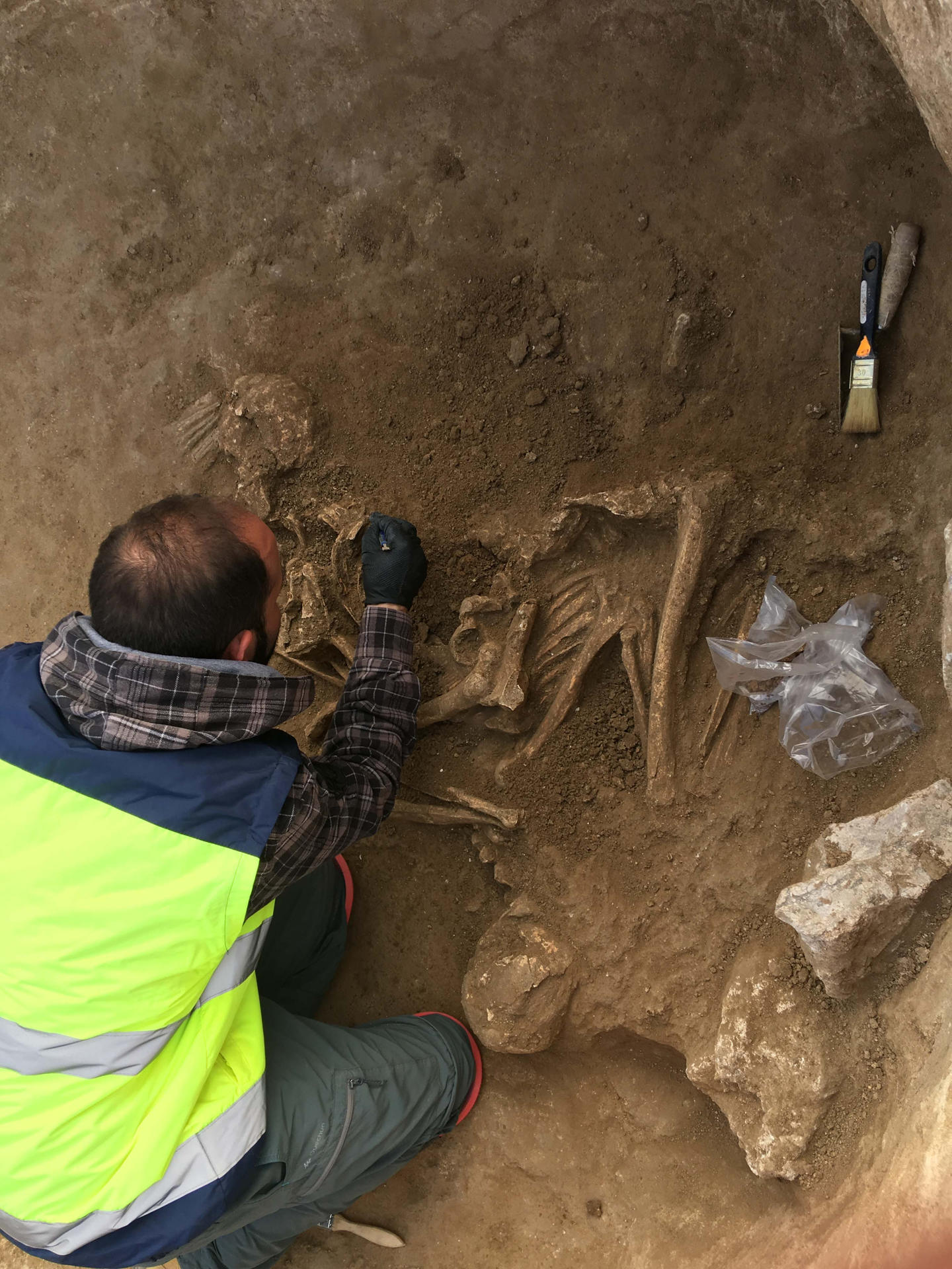 Proceso de excavación de un enterramiento. EFE/Rojas Arqueología SL. Investigadores de varias universidades españolas, lideradas por la Universidad de Alcalá (UAH), han publicado un estudio que revela que el yacimiento de Valdelasilla, situado en Illescas (Toledo), alberga la necrópolis monumental más antigua conocida en el interior de la península ibérica, de finales del quinto milenio a.C., es decir, de hace más de 6.000 años.SOLO USO EDITORIAL/SOLO DISPONIBLE PARA ILUSTRAR LA NOTICIA QUE ACOMPAÑA (CRÉDITO OBLIGATORIO)
