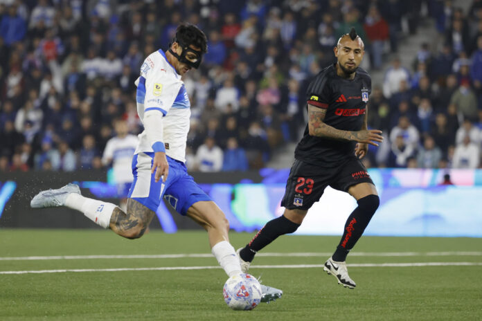 Fernando Zampedri (i), de Universidad Católica, disputa un balón con Arturo Vidal, de Colo-Colo, en un partido de la Liga de Primera entre Universidad Católica y Colo-Colo en el estadio Claro Arena en Santiago (Chile). EFE/Elvis González

