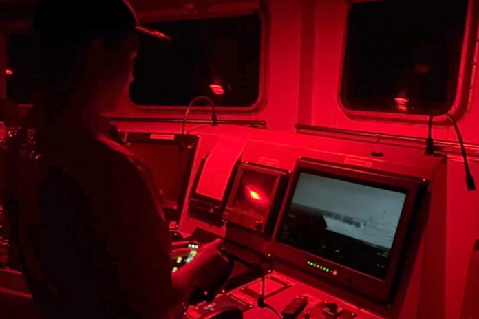 ISLA PRATAS (China), 24/05/2026.- Fotografía cedida por la Administración de la Guardia Costera de Taiwán que muestra a una persona vigilando el barco 3501 de la Guardia Costera china cerca de la isla Pratas, en el mar de China Meridional. Dos buques de las guardias costeras de China y Taiwán protagonizaron este fin de semana un enfrentamiento marítimo en torno a la isla Pratas, un territorio controlado por Taipéi situado a unos 310 kilómetros al sureste de Hong Kong, en medio del aumento de las tensiones entre ambas partes. EFE/ Administración de la Guardia Costera de Taiwán /SOLO USO EDITORIAL NO VENTAS /SOLO DISPONIBLE PARA ILUSTRAR LA NOTICIA QUE ACOMPAÑA (CRÉDITO OBLIGATORIO)
