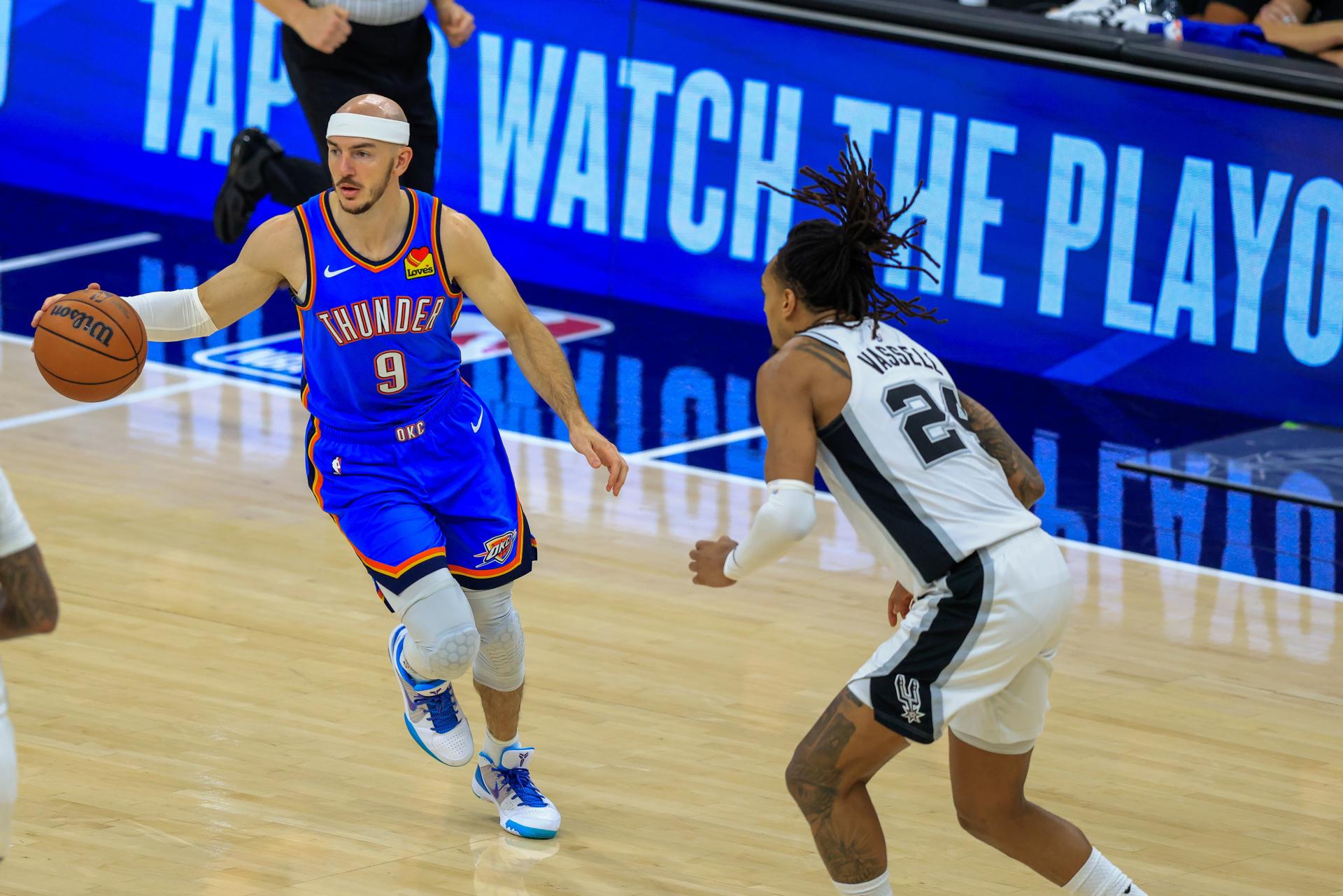 El escolta de Oklahoma City Thunder Alex Caruso (i) dribla ante el escolta de San Antonio Spurs Devin Vassell (d) durante el partido 4 de las Finales de la Conferencia Oeste de la NBA, en San Antonio, Texas, EE. UU. EFE/EPA/ADAM DAVIS
