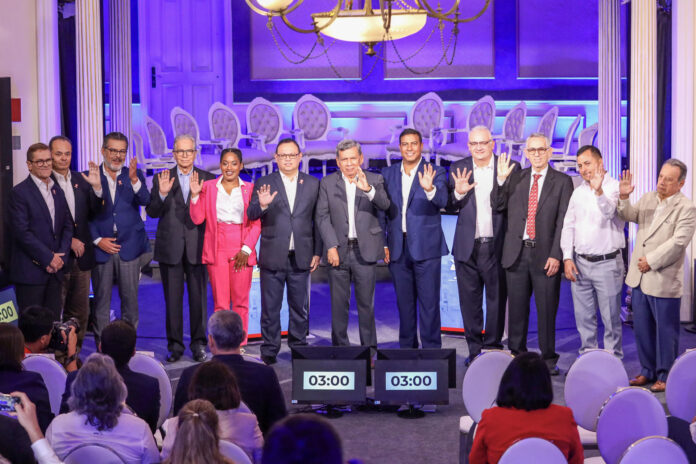 Fotografía cedida este 24de mayo por el Jurado Nacional de Elecciones (JNE) de Perú en la que aparecen (de i a d) Carlos Neuhaus, Luis Carranza, José Francisco Recoba, Vladimiro Huaroc, Rosángela Barbarán y Marco Antonio Vinelli, del partido Fuerza Popular; y Hernando Cevallos, Ernesto Zunini, Gustavo Guerra García, Pedro Franke, César Guarniz y Sinesio López, del partido Juntos por el Perú, durante el debate de equipos técnicos de las candidaturas de Keiko Fujimori y Roberto Sánchez para la segunda vuelta de las elecciones presidenciales de Perú. EFE/Jurado Nacional de Elecciones (JNE)
