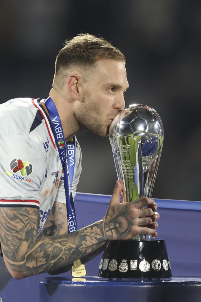 Rodolfo Rotondi, de Cruz Azul, celebra con el trofeo de campeón este domingo en la final de la Liga MX ante Pumas en el estadio Olímpico Universitario en la Ciudad de México. EFE/Isaac Esquivel
