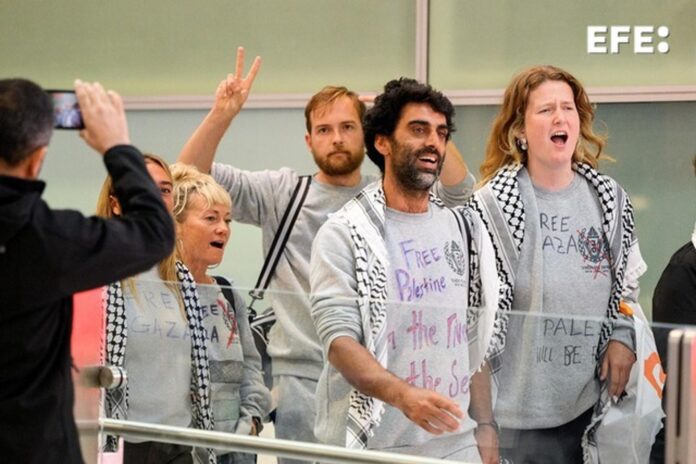 SÍDNEY (Australia), 24/05/2026.- Activistas australianos regresan a casa tras ser detenidos por Israel mientras intentaban entregar ayuda humanitaria a la devastada Gaza a bordo de la Flotilla Global Sumud, en el Aeropuerto Internacional de Sídney, Australia.
EFE/EPA/BIANCA DE MARCHI AUSTRALIA AND NEW ZEALAND OUT
