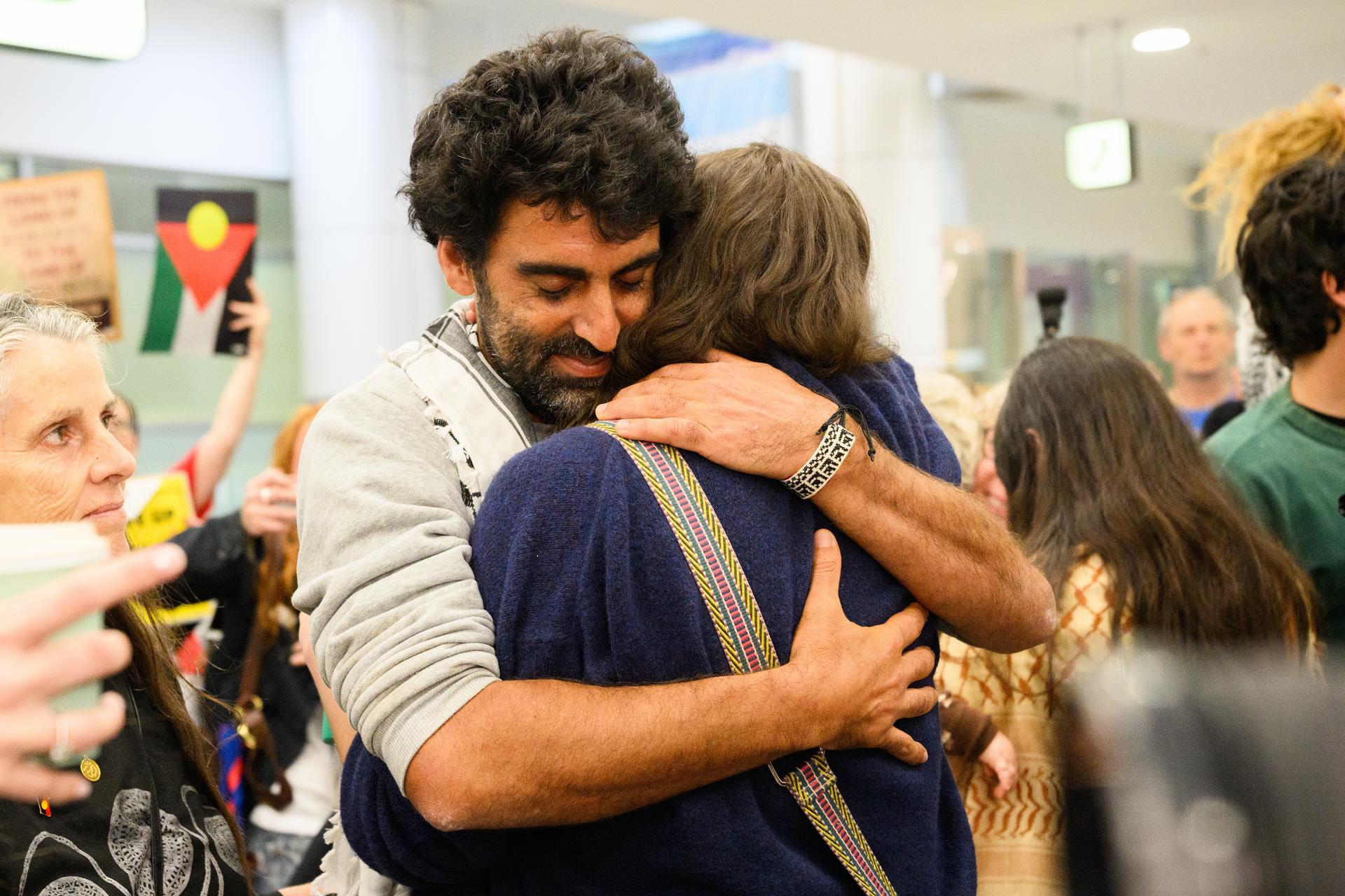 SÍDNEY (Australia), 24/05/2026.- El activista australiano Surya McEwen (izquierda) es abrazado tras regresar a casa después de haber sido detenido por Israel mientras intentaba entregar ayuda a la devastada Gaza a bordo de la Flotilla Global Sumud, en el Aeropuerto Internacional de Sídney, en Sídney, Australia, el 25 de mayo de 2026.
EFE/EPA/BIANCA DE MARCHI AUSTRALIA AND NEW ZEALAND OUT