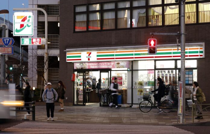 Imagen de archivo de varias personas junto a una tienda de conveniencia 7-Eleven en Tokio, Japón, el 12 de diciembre de 2024 (publicado el 13 de diciembre de 2024). EFE/EPA/FRANCK ROBICHON ATTENTION: This Image is part of a PHOTO SET
