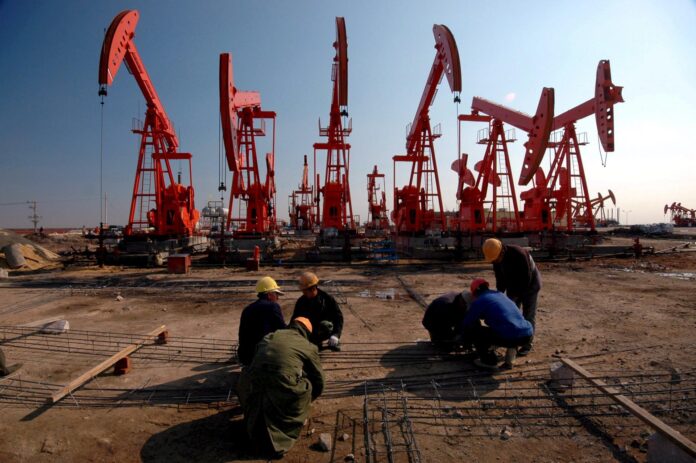 Un grupo de obreros en el campo de extracción de petróleo en Liaohe, una filial de PetroChina, en Panjin, en la provincia del noroeste chino de Liaoning, en una imagen de archivo. EFE/Wei Leung
