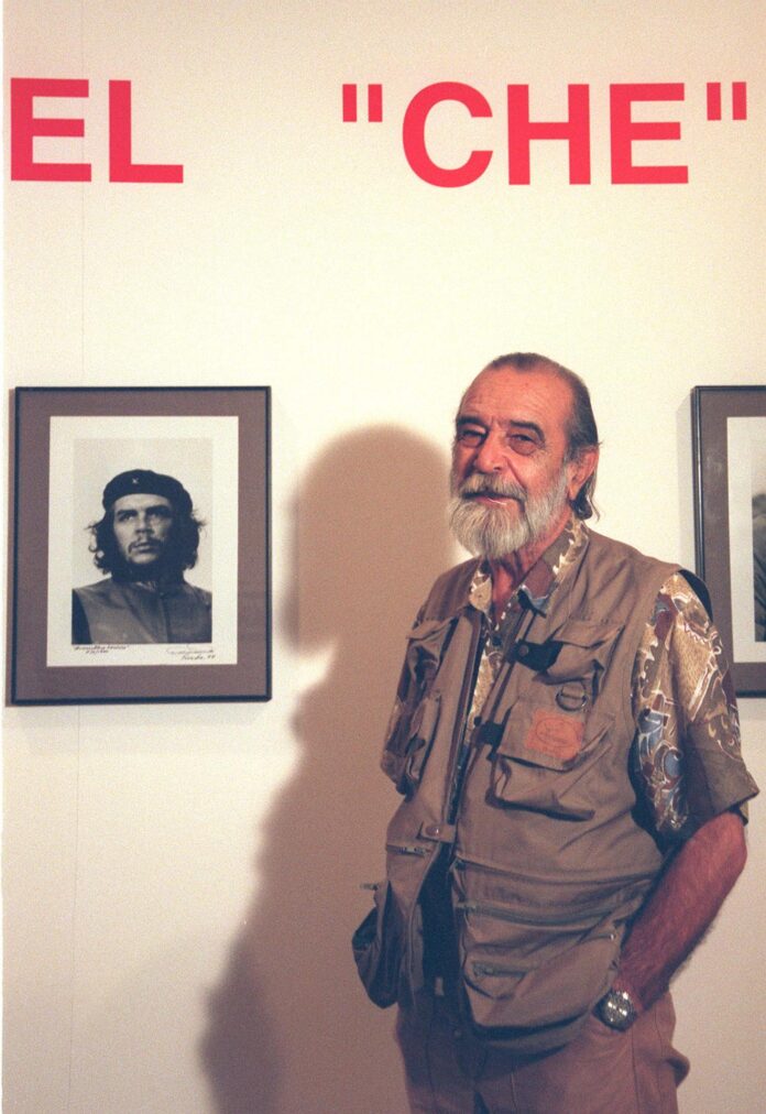 El fotógrafo cubano Alberto Korda murió hace 25 años en París. En la imagen posa en 1998 junto a una fotografía del Che Guevara, una de las más emblemáticas que tomó. EFE/J.C.Cardenas/archivo
