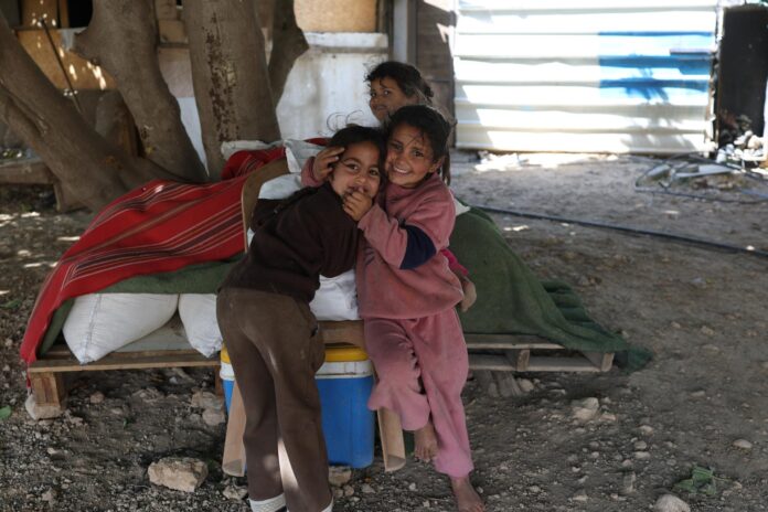 Niños jugando en Khan al-Ahmar, la comunidad beduina situada entre la ciudad cisjordana de Jericó y Jerusalén cerca del asentamiento israelí de Ma'ale Adumim, 21 de mayo de 2026.  EFE/EPA/ATEF SAFADI
