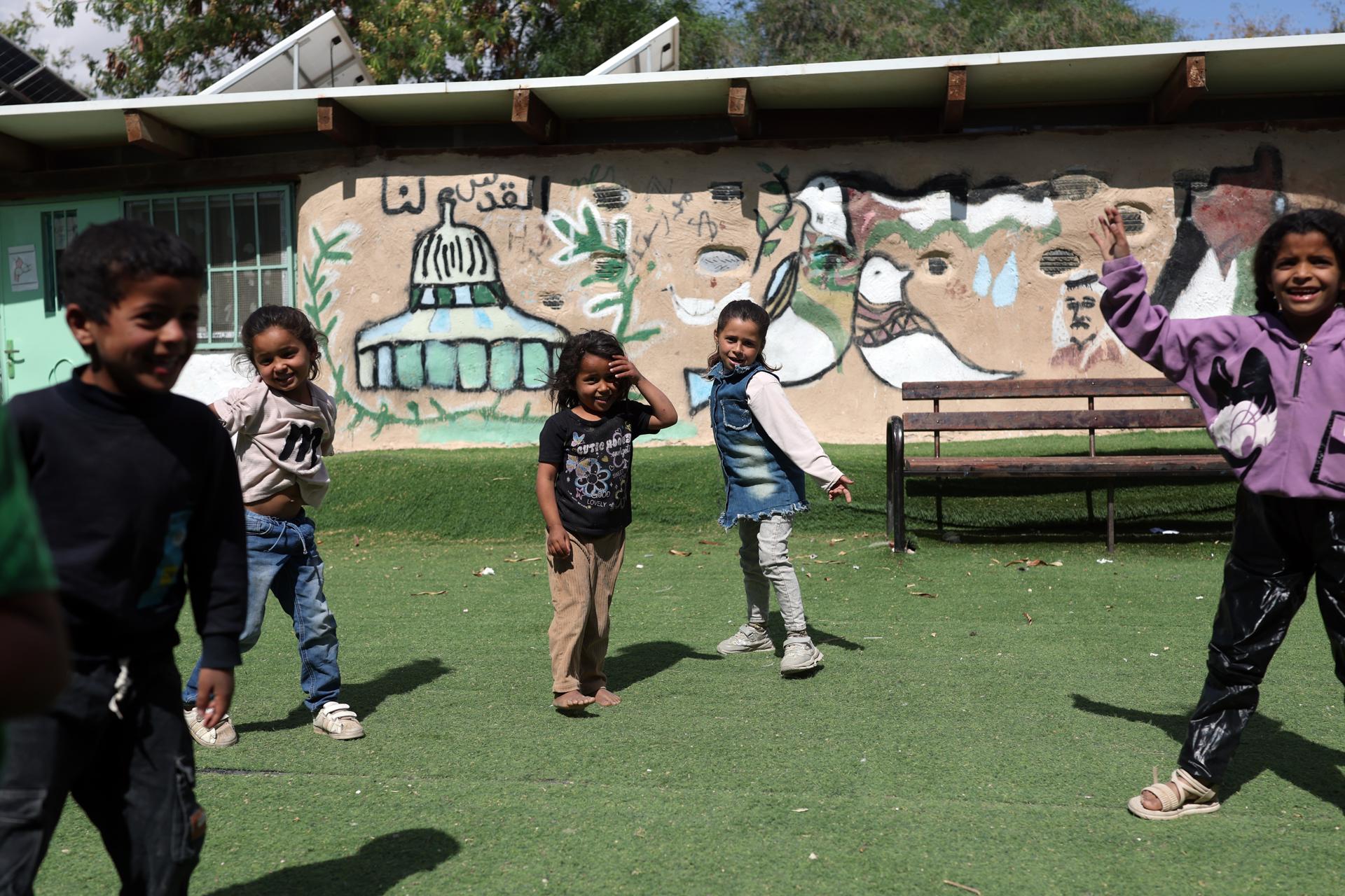 Niños jugando en Khan al-Ahmar, la comunidad beduina situada entre la ciudad cisjordana de Jericó y Jerusalén cerca del asentamiento israelí de Ma'ale Adumim, 21 de mayo de 2026. EFE/EPA/ATEF SAFADI
 
//////////
 
Khan al-Ahmar (-), 21/05/2026.- Children play in Khan al-Ahmar, the Bedouin community located between the West Bank city of Jericho and Jerusalem near the Israeli settlement of Ma'ale Adumim, 21 May 2026. Israeli Minister of Finance Bezalel Smotrich called for the immediate demolition of the Khan al-Ahmar Bedouin village following reports that the International Criminal Court (ICC) will issue an arrest warrant for him. About 42 Bedouin families with 300 inhabitants live in Khan al-Ahmar. (Jerusalén) EFE/EPA/ATEF SAFADI

