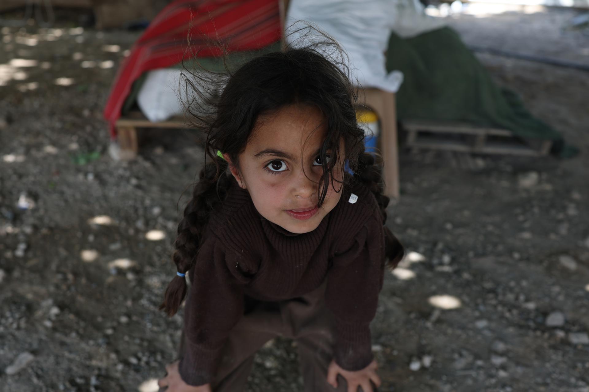 Un niño juega en Khan al-Ahmar, la comunidad beduina situada entre la ciudad cisjordana de Jericó y Jerusalén, cerca del asentamiento israelí de Ma'ale Adumim, el 21 de mayo de 2026. EFE/EPA/ATEF SAFADI
 
//////////
 
Khan al-Ahmar (-), 21/05/2026.- A child plays in Khan al-Ahmar, the Bedouin community located between the West Bank city of Jericho and Jerusalem near the Israeli settlement of Ma'ale Adumim, 21 May 2026. Israeli Minister of Finance Bezalel Smotrich called for the immediate demolition of the Khan al-Ahmar Bedouin village following reports that the International Criminal Court (ICC) will issue an arrest warrant for him. About 42 Bedouin families with 300 inhabitants live in Khan al-Ahmar. (Jerusalén) EFE/EPA/ATEF SAFADI
