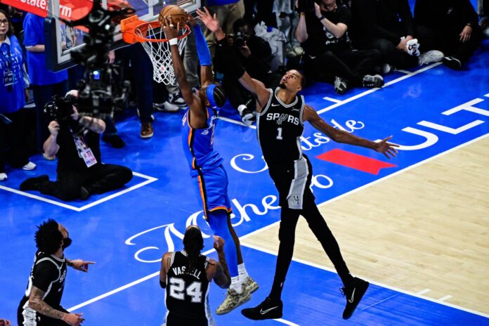 El base de Oklahoma City Thunder Shai Gilgeous-Alexander (c) lanza ante el pívot de San Antonio Spurs Victor Wembanyama (d) en el partido disputado entre ambos equipos el pasado 18 de mayo, correspondiente a las Finales de la Conferencia Oeste de la NBA. EFE/ GERALD LEONG *Prohibido Shutterstock*
