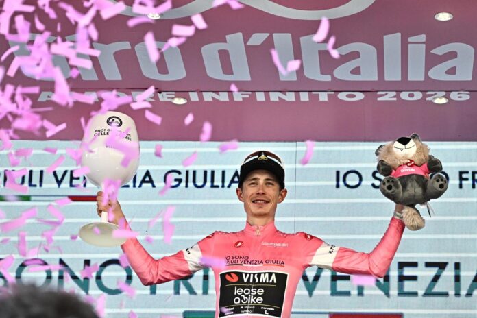 El ciclista danés Jonas Vingegaard (Visma Lease A Bike), este domingo, portando la 'maglia rosa' que le acredita como líder del Giro de Italia. EFE/LUCA ZENNARO
