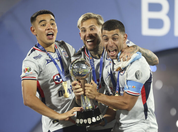 Jugadores de Cruz Azul celebran con el trofeo de campeón este domingo, en la final de la Liga MX entre Pumas y Cruz Azul, en el estadio Olímpico Universitario en la Ciudad de México (México). EFE/Isaac Esquivel
