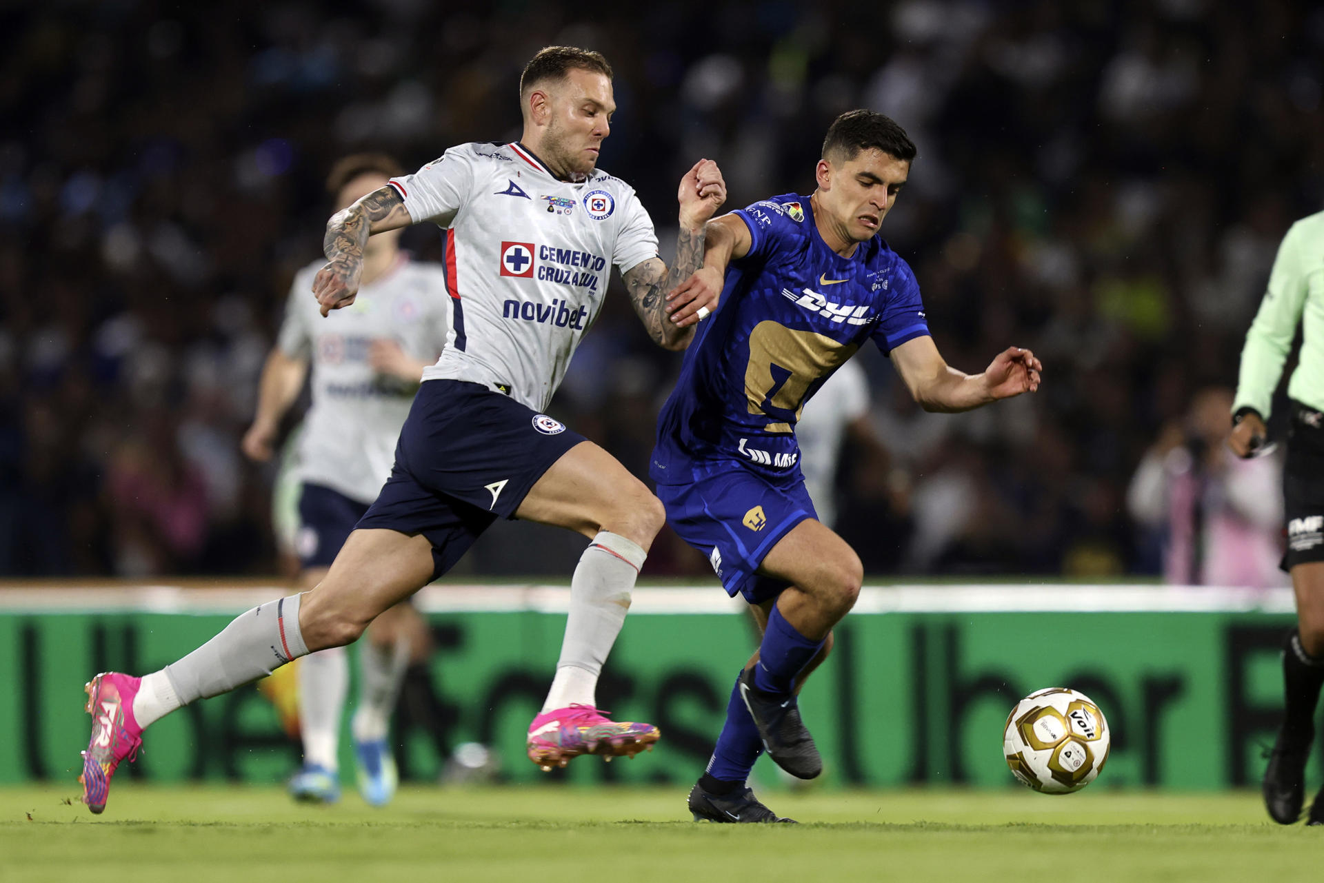 Rodrigo López (d) de Pumas disputa un balón con Carlos Rotondi (i) de Cruz Azul este domingo, en la final de la Liga MX entre Pumas y Cruz Azul, en el estadio Olímpico Universitario en la Ciudad de México (México). EFE/Isaac Esquivel
