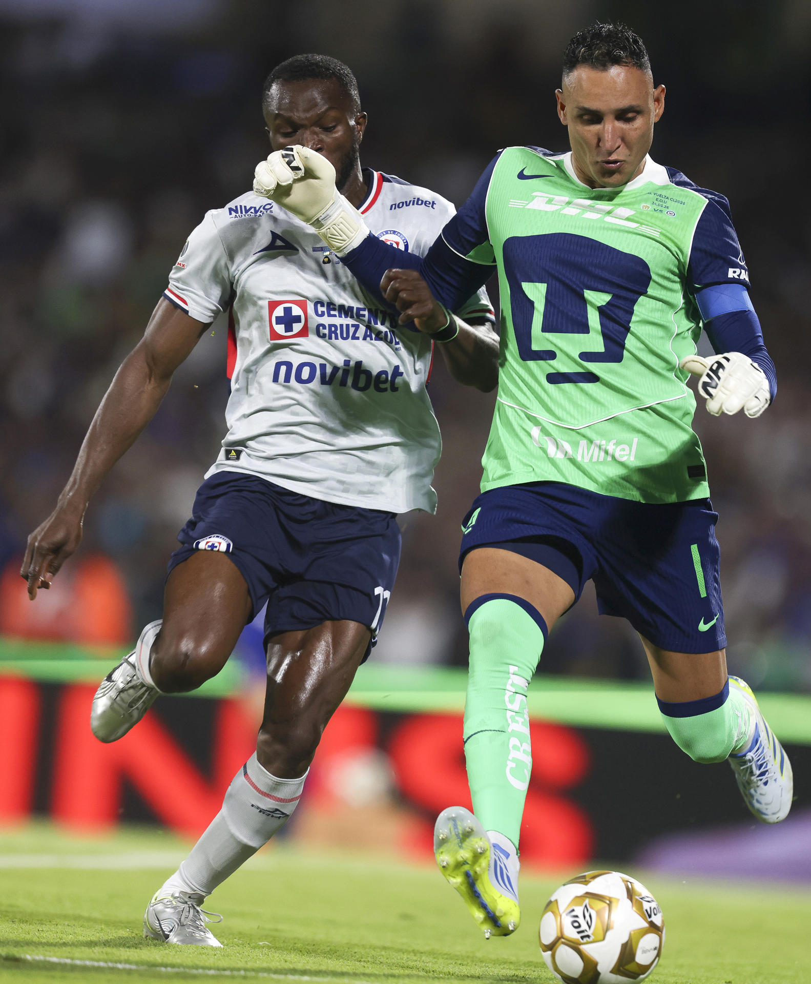 Keylor Navas (d) de Pumas disputa un balón con Osinachi Ebere (i) de Cruz Azul este domingo, en la final de la Liga MX entre Pumas y Cruz Azul, en el estadio Olímpico Universitario en la Ciudad de México (México). EFE/Isaac Esquivel
