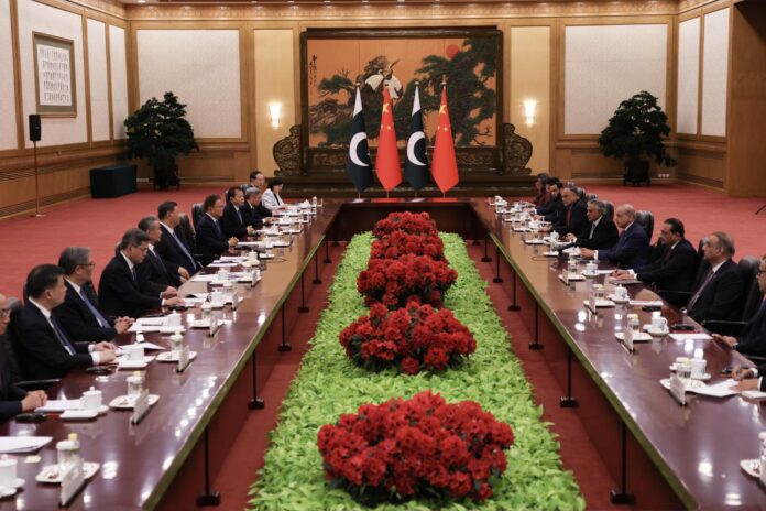 PEKÍN (China), 25/05/2026.- El presidente chino Xi Jinping (6-I) y el primer ministro de Pakistán Shehbaz Sharif (4-D) en una reunión en el Gran Salón del Pueblo en Pekín, China, el 25 de mayo de 2026.
EFE/EPA/TINGSHU WANG / POOL
