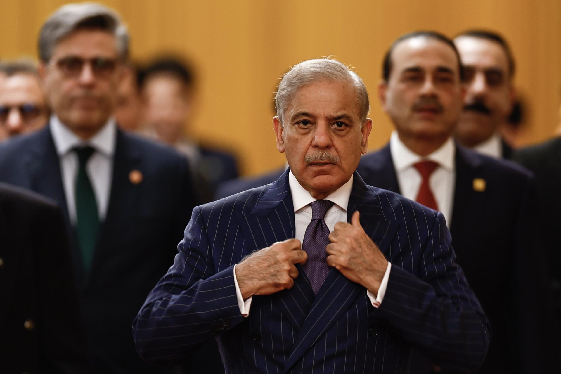 PEKÍN (China), 25/05/2026.- El primer ministro de Pakistán, Shehbaz Sharif, llega a una reunión con el presidente chino en el Gran Salón del Pueblo en Pekín, China, el 25 de mayo de 2026.
EFE/EPA/TINGSHU WANG / POOL
